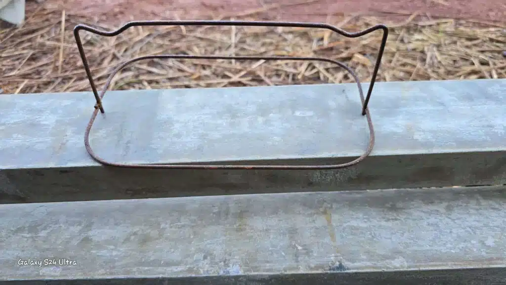 židle z ocelové výztuže