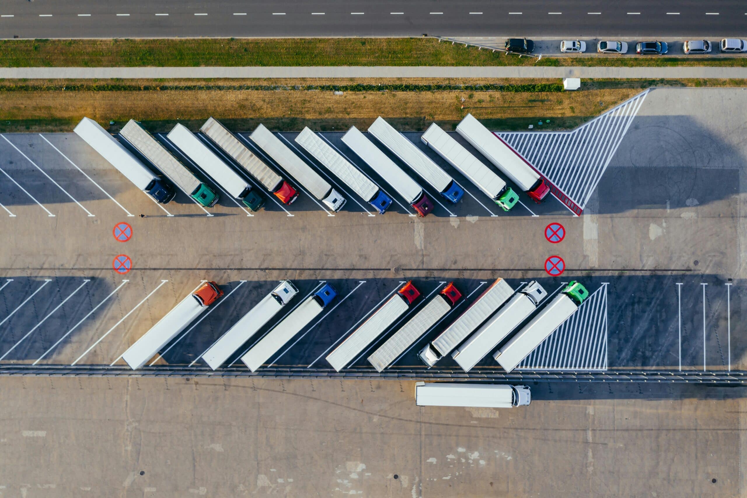Ujęcie z góry półciężarówek zaparkowanych w Poznaniu, Polska, demonstrujące logistykę transportu.